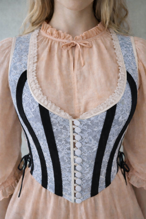 Gilet Corseté dentelle ivoire & Jean – L’Audace du Romantisme