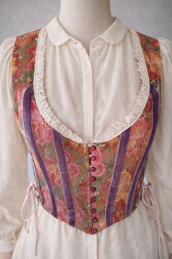 Gilet Corseté rouge carmin & Dentelle Multicolore – L'Élégance Printanière Revisité